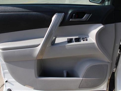 Used 2011 Toyota Highlander SE image 12