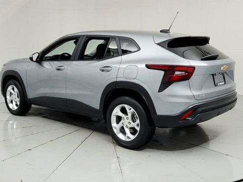 Used 2025 Chevrolet Trax LS w/ LS Convenience Package image 3