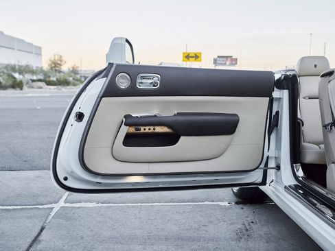 Used 2017 Rolls-Royce Dawn image 23