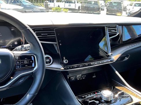 Used 2022 Jeep Grand Wagoneer Series II AWD/4WD image 8