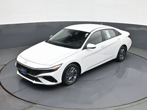 Certified 2024 Hyundai Elantra SEL FWD image 14