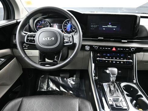 Used 2023 Kia Carnival EX image 19