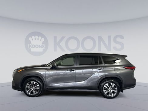 Used 2023 Toyota Highlander XLE AWD/4WD image 2
