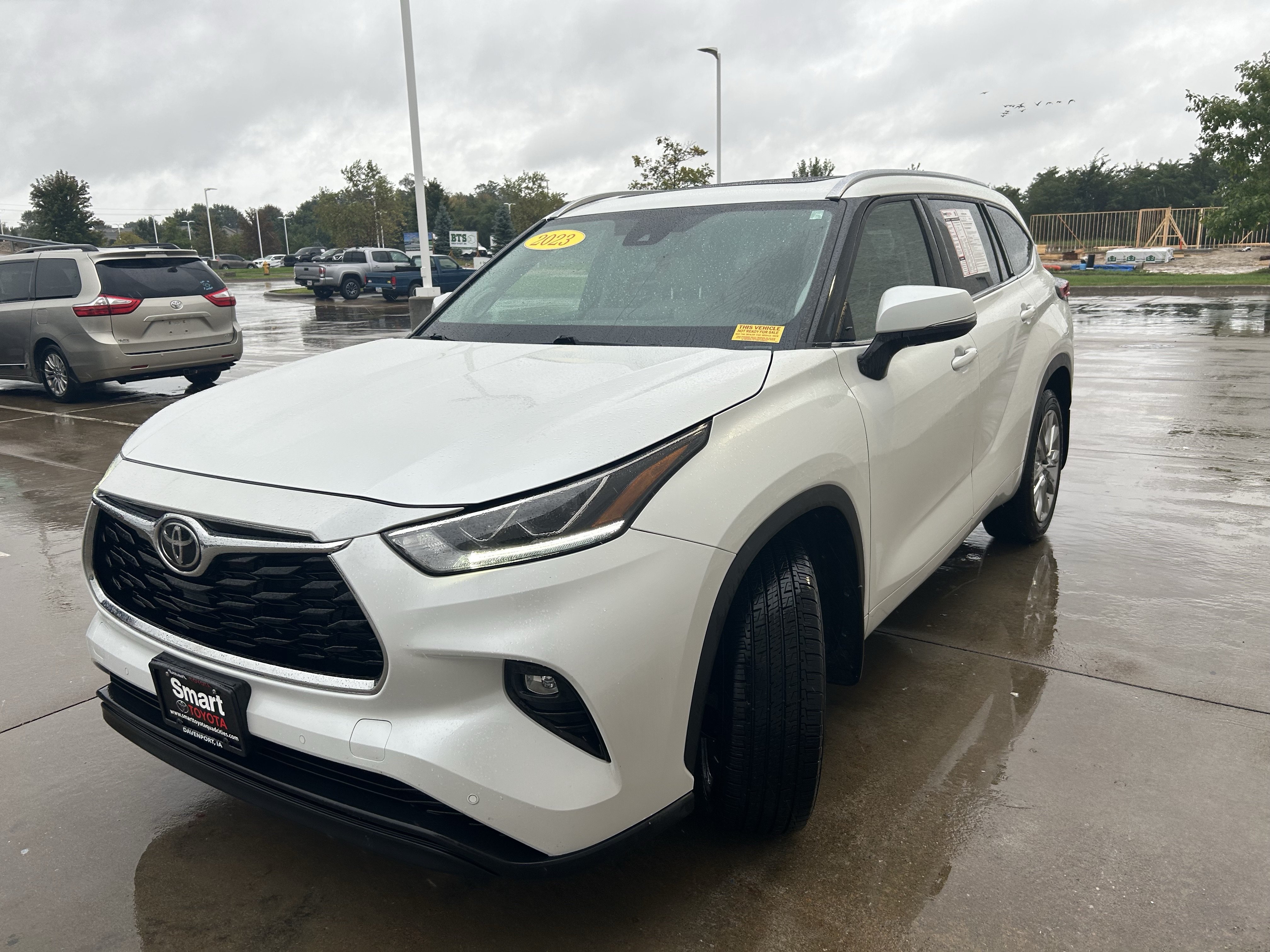 Used 2023 Toyota Highlander Limited AWD/4WD image 2