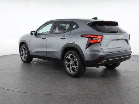 Used 2025 Chevrolet Trax LT FWD image 6