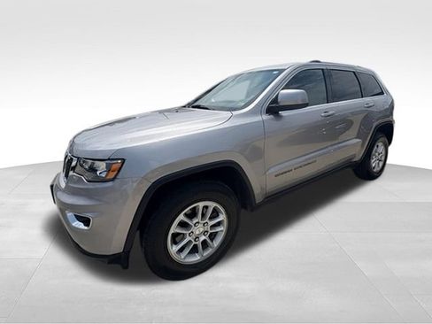 Used 2018 Jeep Grand Cherokee Laredo AWD/4WD image 3