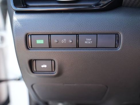 Used 2025 Nissan Sentra SR FWD image 34