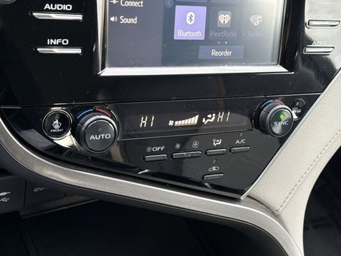 Used 2018 Toyota Camry XLE image 19