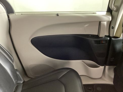 Used 2023 Chrysler Pacifica Touring-L image 12