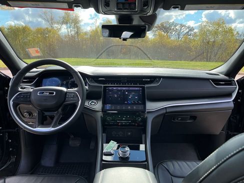 Used 2024 Jeep Grand Cherokee Limited w/ Luxury Tech Group II image 21