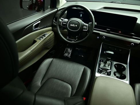 Certified 2025 Kia Carnival EX image 16