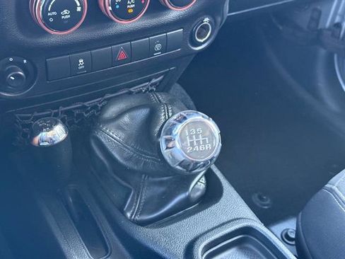 Used 2018 Jeep Wrangler Unlimited Rubicon w/ Connectivity Group image 16