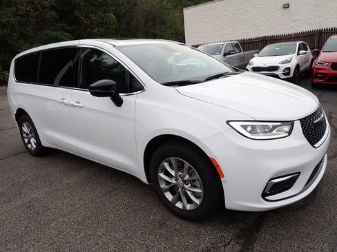 New 2026 Chrysler Pacifica Select image 9