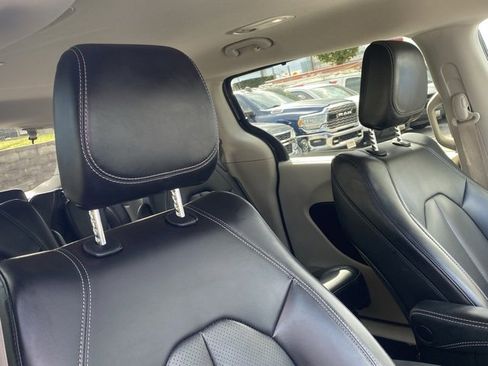 Used 2023 Chrysler Pacifica Touring-L image 31