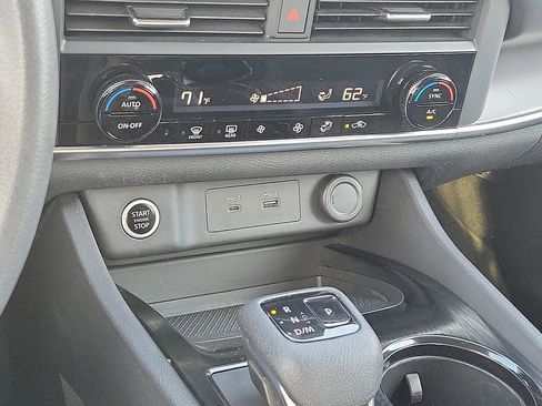 Used 2023 Nissan Rogue SV image 17