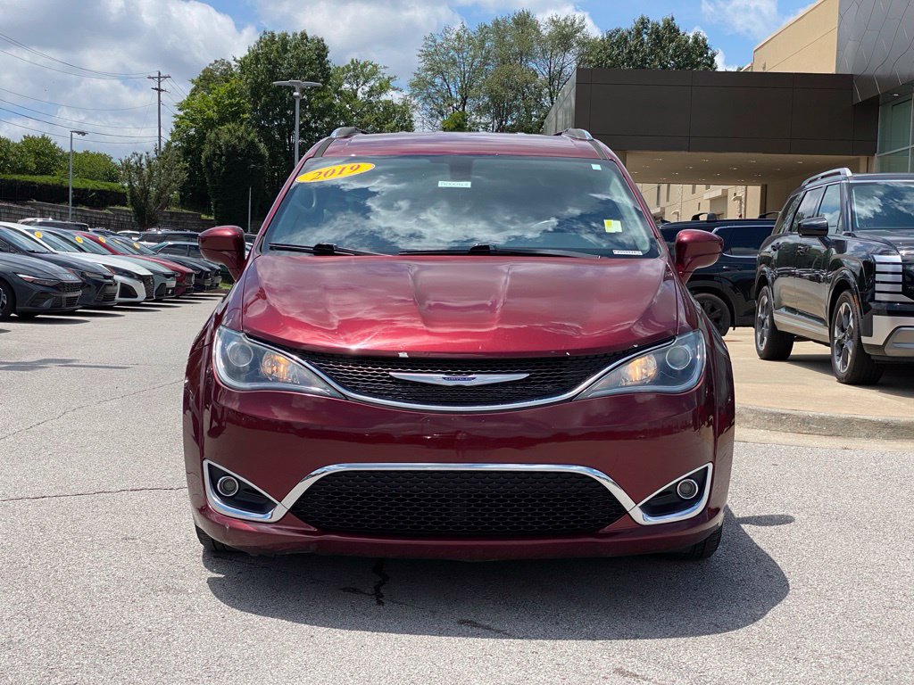 Used 2019 Chrysler Pacifica Touring-L FWD image 2