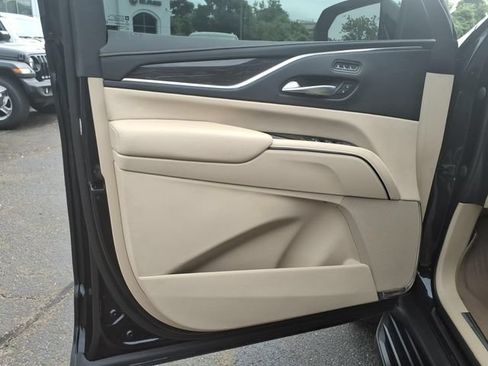 Used 2023 Cadillac Escalade ESV Premium Luxury AWD/4WD image 26