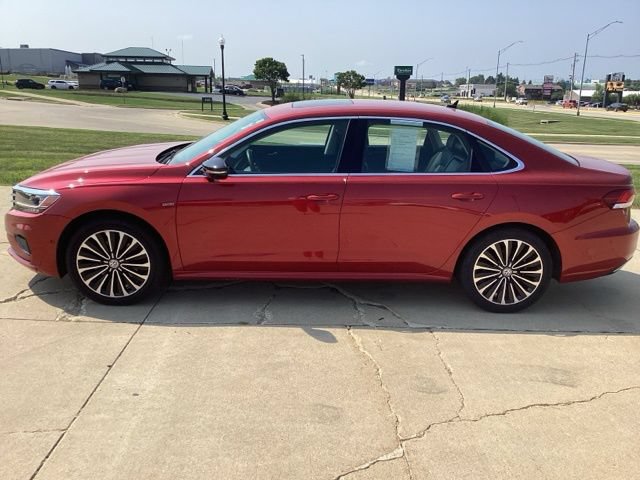 Used 2022 Volkswagen Passat 2.0T FWD image 2