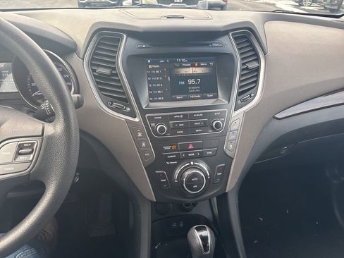 Used 2017 Hyundai Santa Fe SE image 10