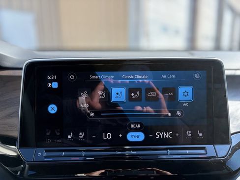 Used 2025 Volkswagen Atlas SE FWD image 18