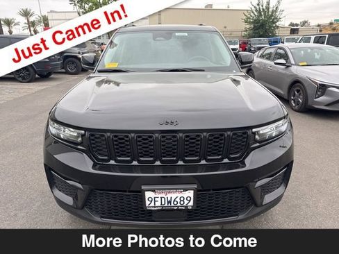 Used 2023 Jeep Grand Cherokee Limited w/ Black Appearance Package RWD image 9