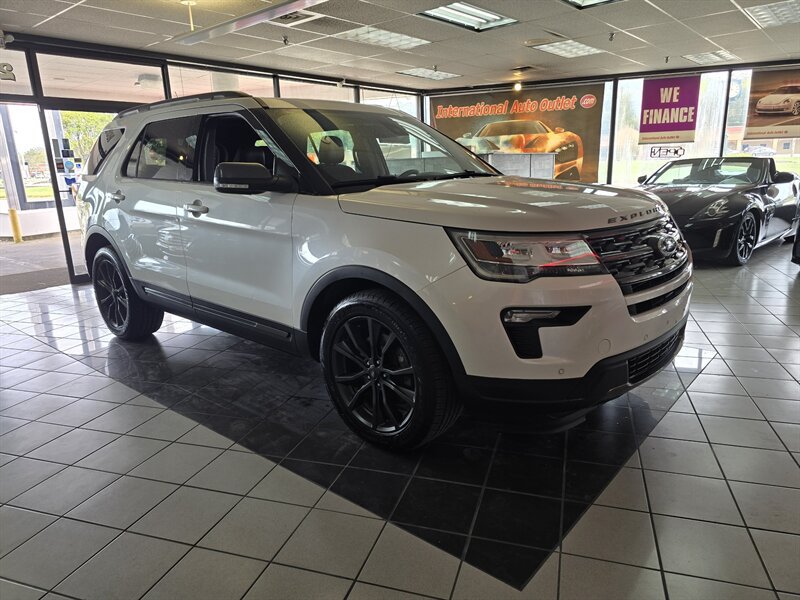 Used 2018 Ford Explorer XLT w/ Equipment Group 202A AWD/4WD image 3