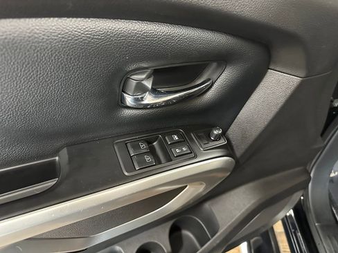 Used 2017 Nissan Titan SV image 11