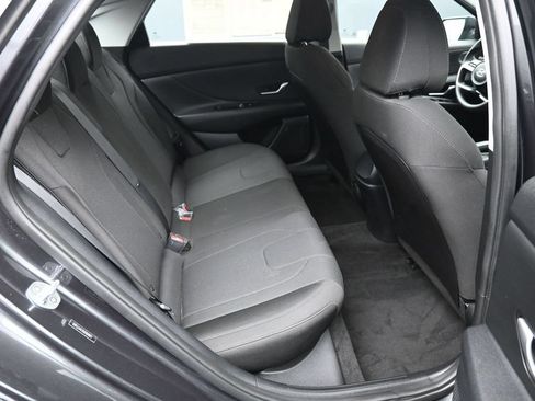 Certified 2021 Hyundai Elantra SE FWD image 23