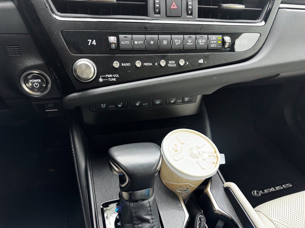 Certified 2025 Lexus ES 300h w/ Technology Package FWD image 17