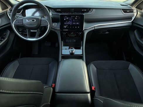 Used 2025 Jeep Grand Cherokee L Laredo image 18