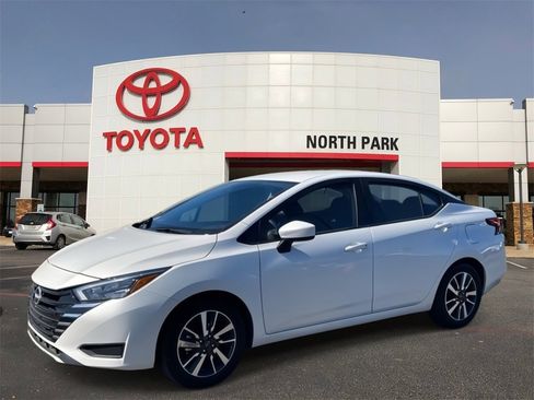 Used 2025 Nissan Versa SV image 1