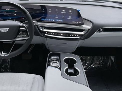 Used 2024 Cadillac Lyriq Luxury image 16