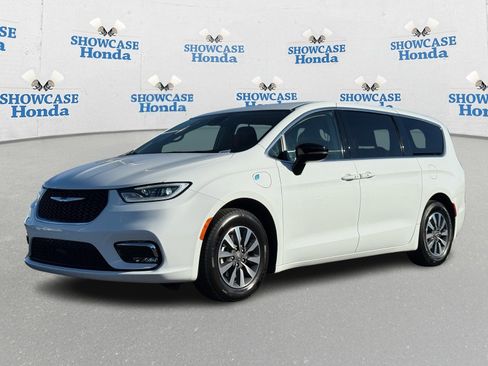 Used 2024 Chrysler Pacifica Select image 2