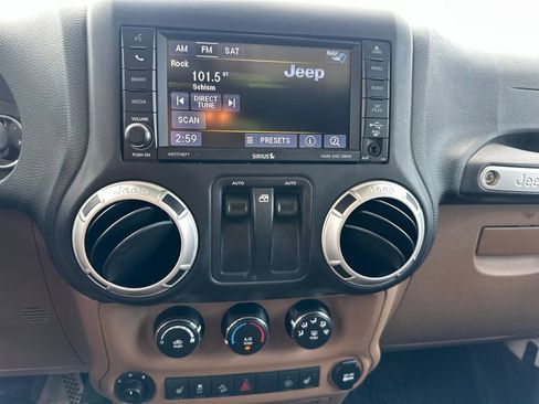 Used 2017 Jeep Wrangler Rubicon w/ Connectivity Group AWD/4WD image 13