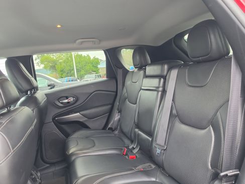 Used 2019 Jeep Cherokee Limited w/ Luxury Group AWD/4WD image 14