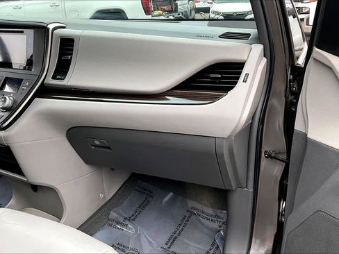 Used 2017 Toyota Sienna XLE image 18