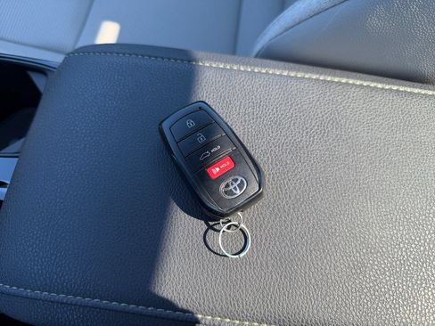 Used 2025 Toyota Camry XLE AWD/4WD image 32