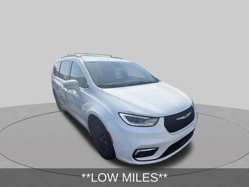 Used 2022 Chrysler Pacifica Touring-L FWD image 5