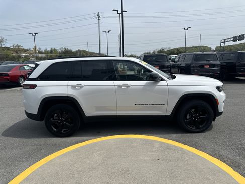 Used 2023 Jeep Grand Cherokee Altitude image 7