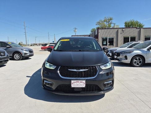 Used 2023 Chrysler Pacifica Touring-L FWD image 3