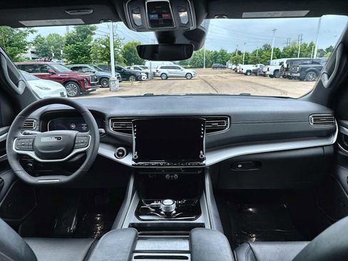 Used 2025 Jeep Wagoneer L Series II w/ 8-pass Seating Package AWD/4WD image 19