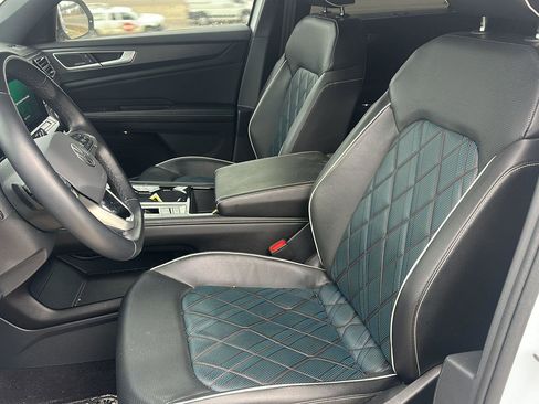 Used 2024 Volkswagen Atlas Cross Sport SEL Premium R-Line image 2