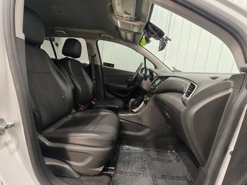 Used 2020 Chevrolet Trax LT w/ LT Convenience Package FWD image 23