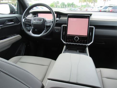 Used 2024 GMC Acadia Elevation w/ Luxury Package FWD image 13