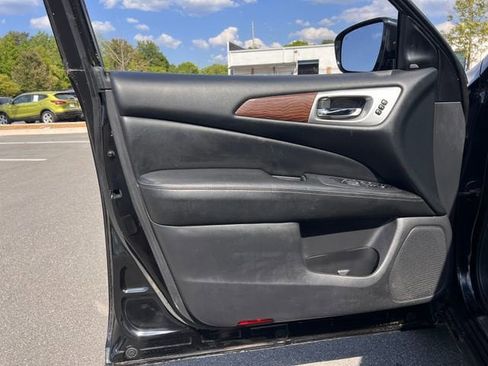 Used 2017 Nissan Pathfinder Platinum FWD image 10