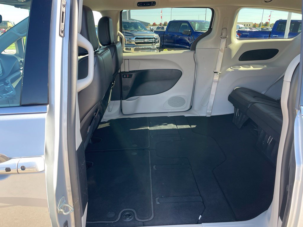 Used 2023 Chrysler Pacifica Touring-L FWD image 43