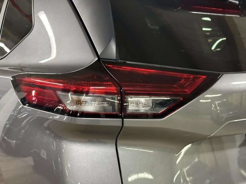 Used 2023 Nissan Rogue S AWD/4WD image 13