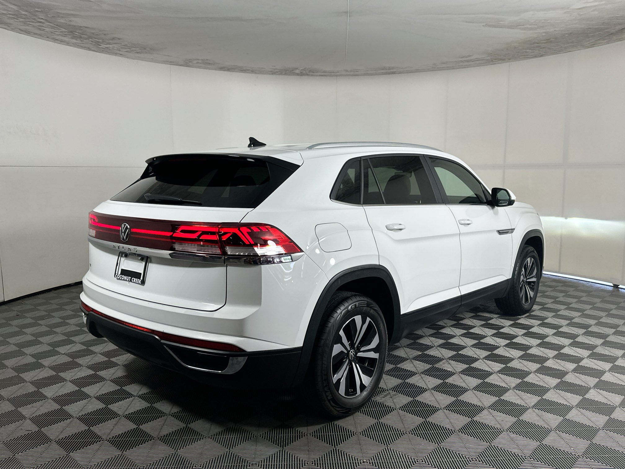 Used 2024 Volkswagen Atlas Cross Sport SE FWD image 3