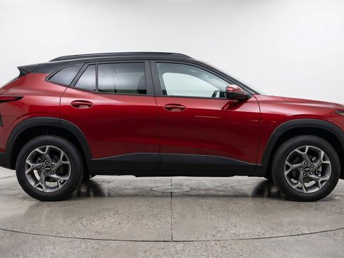 Used 2025 Chevrolet Trax LT FWD image 11
