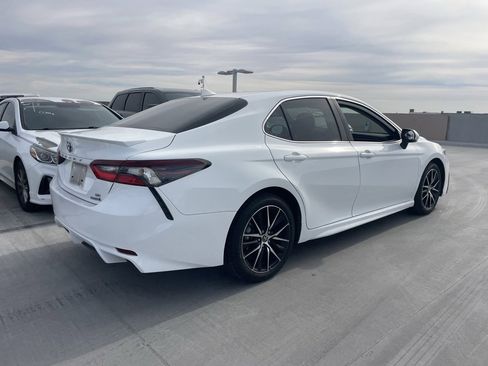 Used 2024 Toyota Camry SE image 2